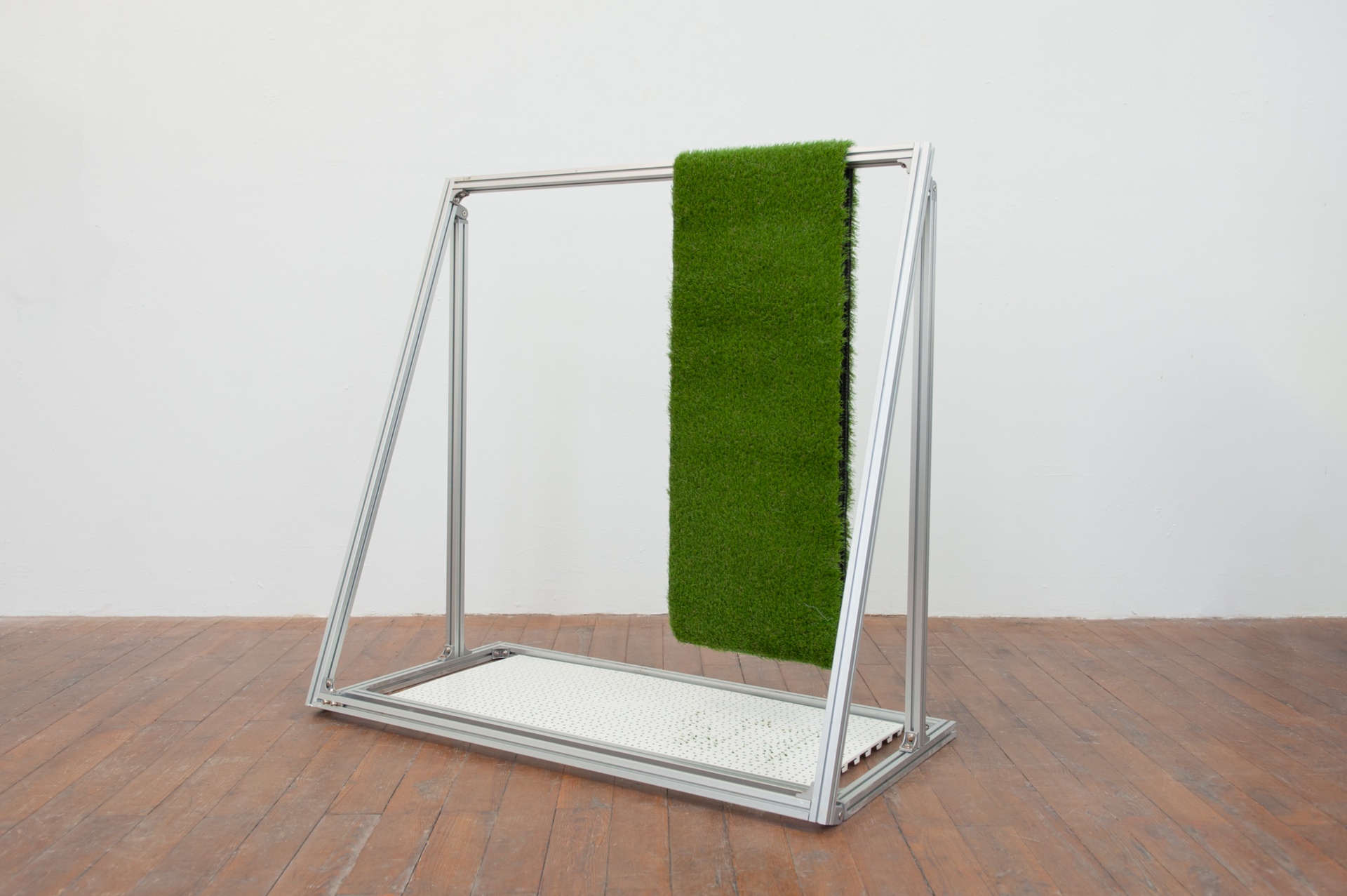 〈Grass Hanger〉